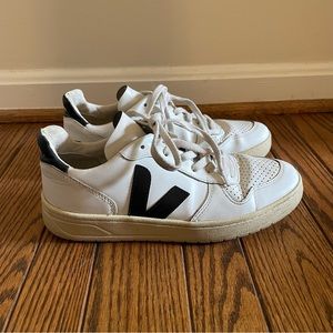 Veja Women’s V-10 Sneaker size 8